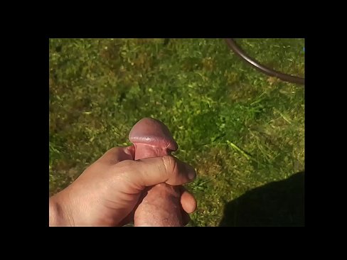 ❤️ Vroča lepotica dobi svojo rožnato pičko, ki jo jebe, in se zraven cmeri s curkom na poletnem vrtu ❤️❌ Sex video pri nas ❌