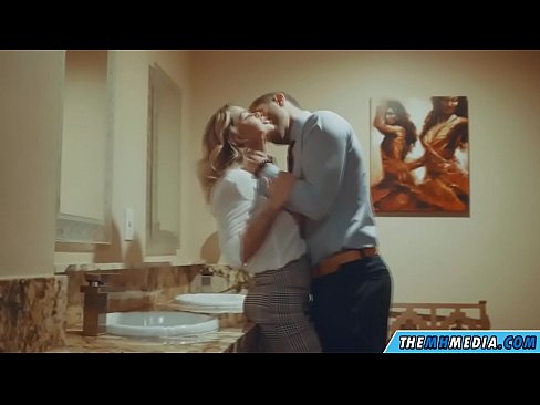 ❤️ Ko vas prsata blondinka zapelje na javnem stranišču ❤️❌ Sex video pri nas ❌